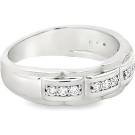 Custom-made men’s ring in 14K white gold with natural diamonds