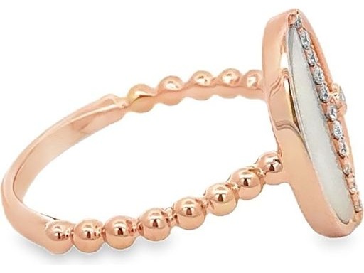 18K Rose Gold Ring with Mother of Pearl and Natural Diamonds – Oval Design
